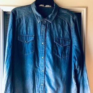 Jones New York, denim blue fade/ombre shirt w/snaps, 100% cotton, missy XL, 90”s